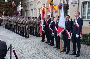 Kompania honorowa Wojska Polskiego i poczty sztandarowe stoją w szyku na placu Kazimierza Wielkiego.