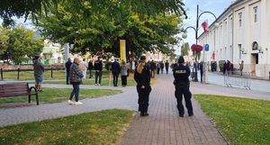 Policjanci zabezpieczają obchody 86 rocznicy wybuchu II Wojny Światowej w Wieluniu.