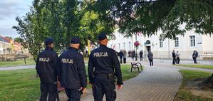 Policjanci zabezpieczają obchody 86 rocznicy wybuchu II Wojny Światowej w Wieluniu.