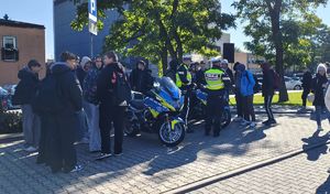 Policyjne motocykle, z boku stoją policjanci, uczestnicy oglądają jednoślady.