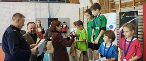 Komendant Powiatowy Policji w Wieluniu, Starosta i Pani wiceburmistrz wręczają medale i puchary laureatom konkursu.