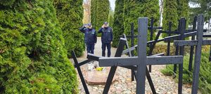 Policjanci oddają hołd przy Mogile Katyńskiej na cmentarzu w Wieluniu.