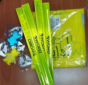 Elementy odblaskowe  kamizelki odblaskowe.