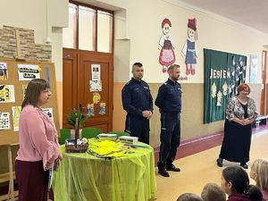 Hol w Szkole Podstawowej numer 4 w Wieluniu, Dyrekcja szkoły i policjanci.