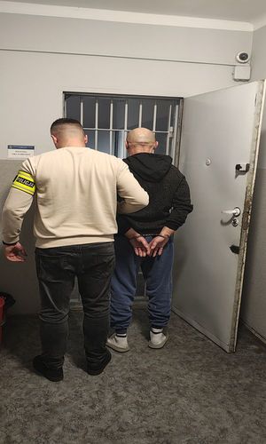 Zatrzymany mężczyzna wraz z policjantem