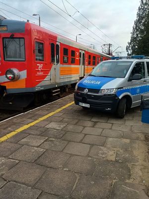 Oznakowany radiowóz przy torach kolejowych