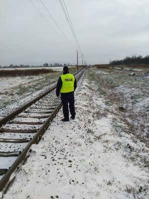 Oznakowany radiowóz przy torach kolejowych