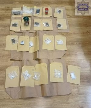 Zabezpieczone środki odurzające i psychotropowe rozmieszczone na stole.