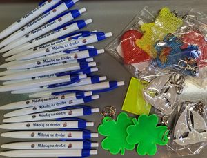 Odblaski i długopisy.