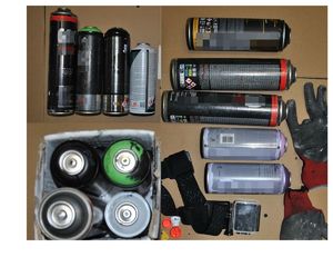 Zabezpieczone przedmioty puszki farb w sprayu, rękawiczki.