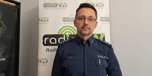 Wizerunek kierownika rewiru dzielnicowych , z tyłu baner radia Ziemi Wieluńskiej.