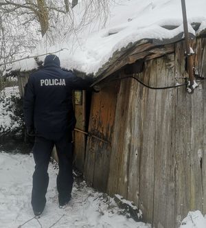 Policjant sprawdza pustostan.