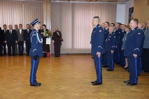 Dowódca uroczystości składa meldunek I Zastępcy Komendanta Wojewódzkiego Policji w Łodzi.