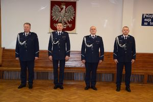 A auli wieluńskiej jednostki Policji stoi I Zastępca Komendanta Wojewódzkiego Policji w Łodzi, po jego prawej stronie młodszy inspektor Grzegorz Kurek, z lewej strony podinspektor Tomasz Lubiński oraz I Zastępca Komendanta Powiatowego Policji w Wieluniu.
