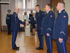 Podinspektor Tomasz Lubiński po złożeniu meldunku odbiera gratulacje od  I Zastępcy Komendanta Wojewódzkiego Policji w Łodzi