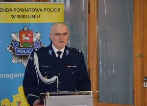 Podinspektor Tomasz Lubiński wygłasza przemówienie.