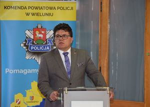 Burmistrz Wielunia wygłasza przemówienie.