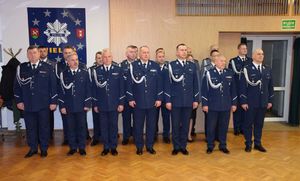 Funkcjonariusze policji biorący udział w uroczystej zbiórce stoją w szyku.