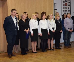 Pracownicy Policji z wieluńskiej komendy stoją w auli w trakcie uroczystej zbiórki.