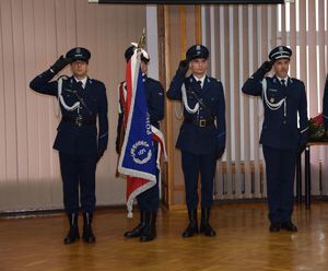 Poczet sztandarowy, policjanci salutują.