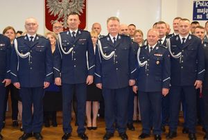Wspólne zdjęcie uczestników uroczystości, w pierwszym szeregu I Zastępca Komendanta Wojewódzkiego Policji w Łodzi, mł.ins. Grzegorz Kurek, podinsp. Tomasz Lubiński, Przewodniczący NSZZ Policjantów Województwa Ł.ódzkiego oraz pozostali uczestnicy uroczystości.