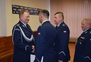 Młodszy inspektor Grzegorz Kurek odbiera gratulacje od Komendantów Powiatowych.
