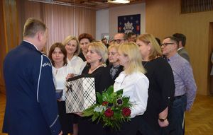 Młodszy inspektor Grzegorz Kurek odbiera gratulacje od pracowników Policji.