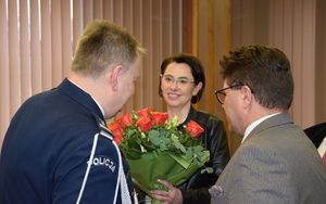 Młodszy inspektor Grzegorz Kurek odbiera gratulacje  Burmistrza Wielunia oraz Pani Wiceburmistrz.