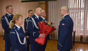 I Zastępca Komendanta Powiatowego Policji w Wieluniu  wraz z policjantami  składa gratulacje podinspektorowi Tomaszowi Lubińskiemu.
