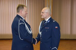 Młodszy inspektor Grzegorz Kurek wraz z podinspektorem Tomaszem Lubińskim podają sobie dłonie.