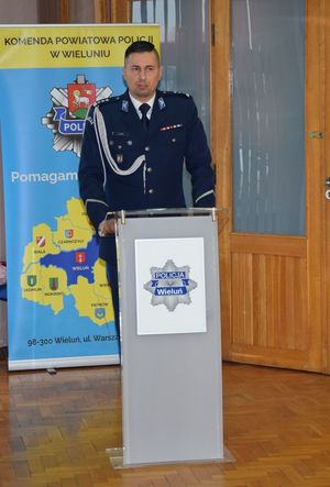 Przy mównicy stoi  I Zastępca Komendanta Wojewódzkiego Policji w Łodzi.