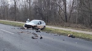 Rozbity samochód w rowie.