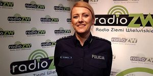 Wizerunek oficera prasowego, z tyłu logo radia Ziemi Wieluńskiej.