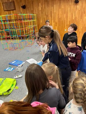 Policjantka robi pamiątkowe odbitki linii papilanrych.