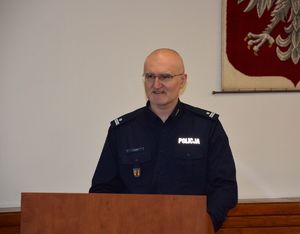 Komendant Powiatowy Policji w Wieluniu przemawia przy mównicy.