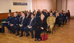 Uczestnicy  narady rocznej siedzą w sali odpraw.