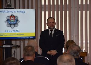 Starosta Powiatu Wieluńskiego przemawia w sali odpraw w wieluńskiej jednostce Policji.