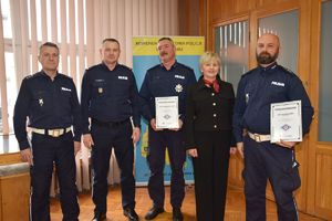 I Zastępca Komendanta, Burmistrz Miasta i Gminy Osjaków , Naczelnik Wydziału Ruchu Drogowego wraz z wyróżnionymi policjantami , w tle rolap wieluńskiej jednostki Policji.