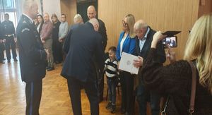 Policjanci na sali odpraw