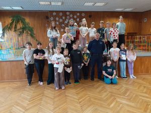 Młodzież wraz z funkcjonariuszami