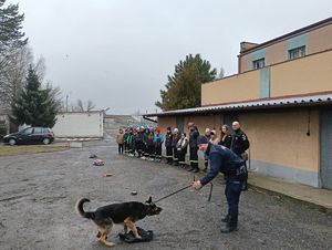 Młodzież wraz z funkcjonariuszami