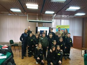 Młodzież wraz z funkcjonariuszami