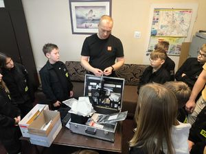 Młodzież wraz z funkcjonariuszami