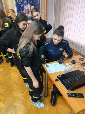 Młodzież wraz z funkcjonariuszami