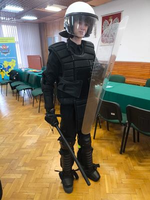 Młodzież wraz z funkcjonariuszami