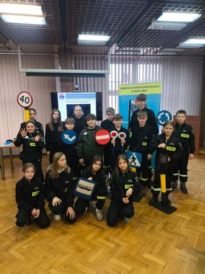 Młodzież wraz z funkcjonariuszami