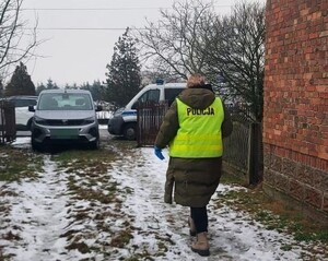 Policjantka idzie do samochodu.