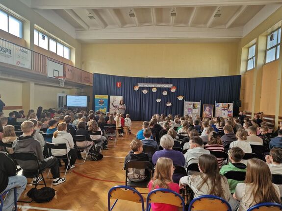 grupa młodzieży ze Szkoły Podstawowej nr 4 w Wieluniu i Szkoły Podstawowej w Kurowie na debacie społecznej "Nie hejtuję-motywuje"