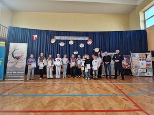 grupa młodzieży ze Szkoły Podstawowej nr 4 w Wieluniu i Szkoły Podstawowej w Kurowie na debacie społecznej "Nie hejtuję-motywuje"