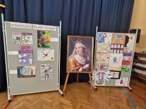 grupa młodzieży ze Szkoły Podstawowej nr 4 w Wieluniu i Szkoły Podstawowej w Kurowie na debacie społecznej "Nie hejtuję-motywuje"